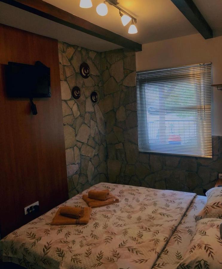 Vikendica,Bungalovi Lipska Pecina Τσέτινιε Εξωτερικό φωτογραφία