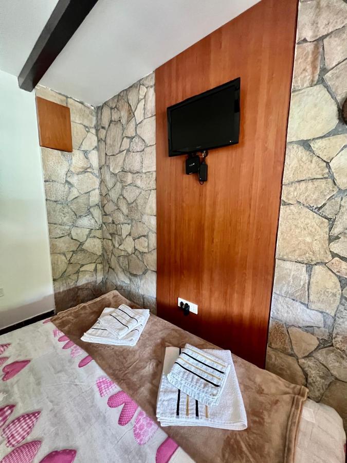 Vikendica,Bungalovi Lipska Pecina Τσέτινιε Εξωτερικό φωτογραφία