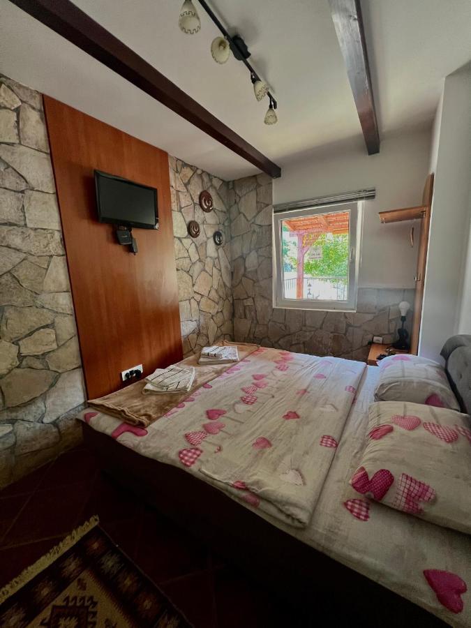 Vikendica,Bungalovi Lipska Pecina Τσέτινιε Εξωτερικό φωτογραφία