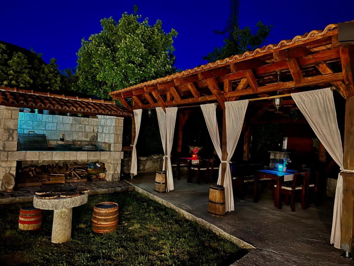 Vikendica,Bungalovi Lipska Pecina Τσέτινιε Εξωτερικό φωτογραφία