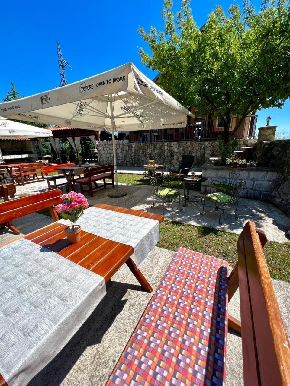 Vikendica,Bungalovi Lipska Pecina Τσέτινιε Εξωτερικό φωτογραφία