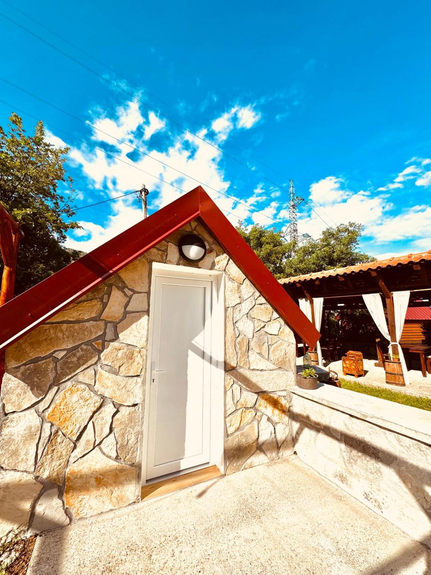Vikendica,Bungalovi Lipska Pecina Τσέτινιε Εξωτερικό φωτογραφία