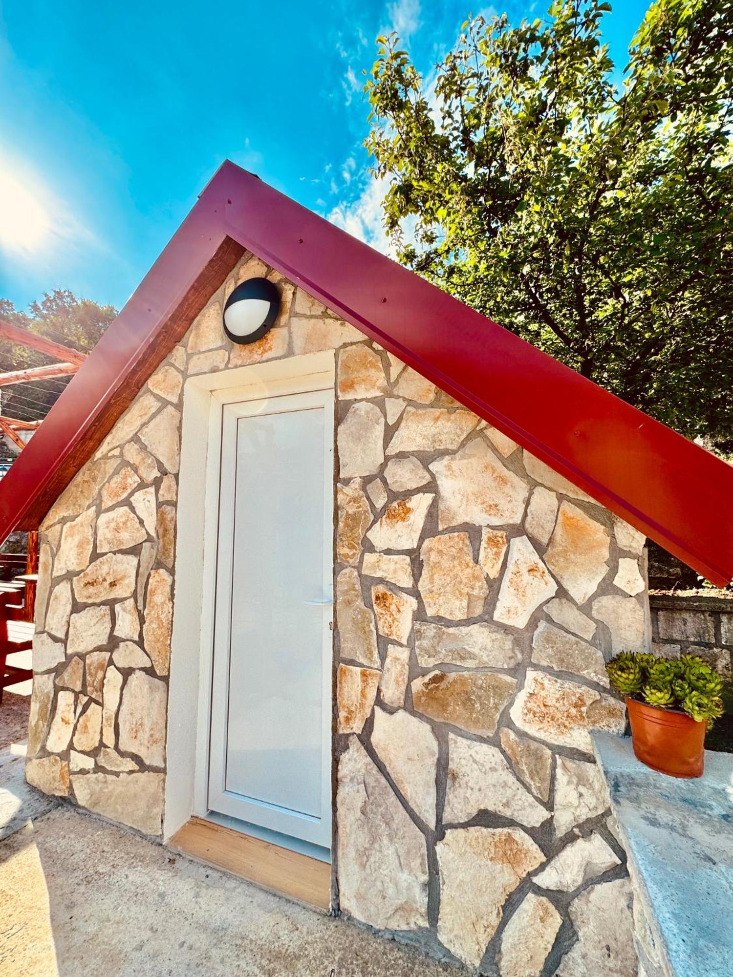 Vikendica,Bungalovi Lipska Pecina Τσέτινιε Εξωτερικό φωτογραφία